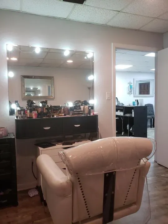 https://cdn.salonspotlight.com/photos/JUi6L9yUkhJpstw0uOg7/fb0deea9-e81d-4b68-b326-9c268dc4f097_720x720
