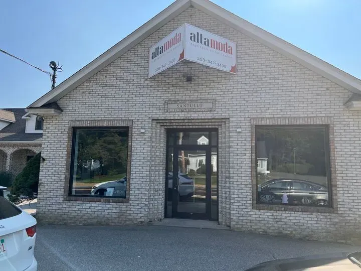 https://cdn.salonspotlight.com/photos/JXh921dvHMzpgCVdvDnP/6de56d03-66ca-4f8e-9e5e-66eee6ca4e28_720x720