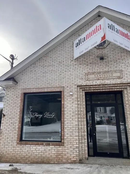 https://cdn.salonspotlight.com/photos/JXh921dvHMzpgCVdvDnP/7a2e43c4-ab08-422c-ae4f-a4df540e0530_720x720