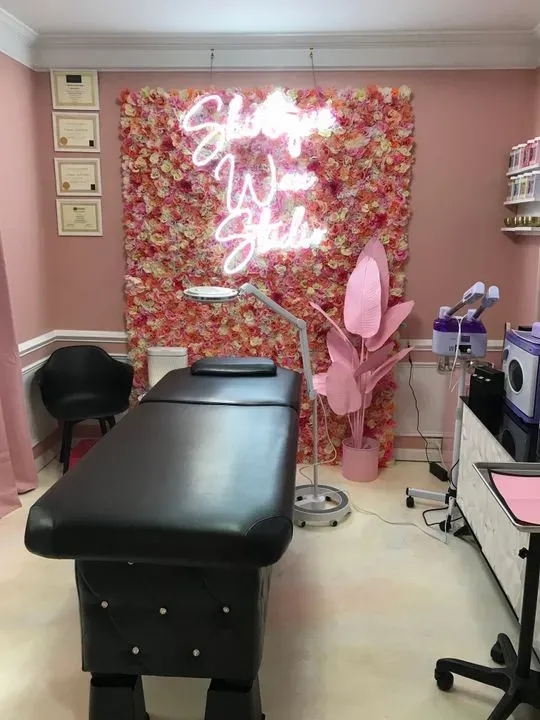 https://cdn.salonspotlight.com/photos/JXkewevgUAWyV5HCYAmE/759b2380-096d-482f-943f-dbb238b167fd_720x720