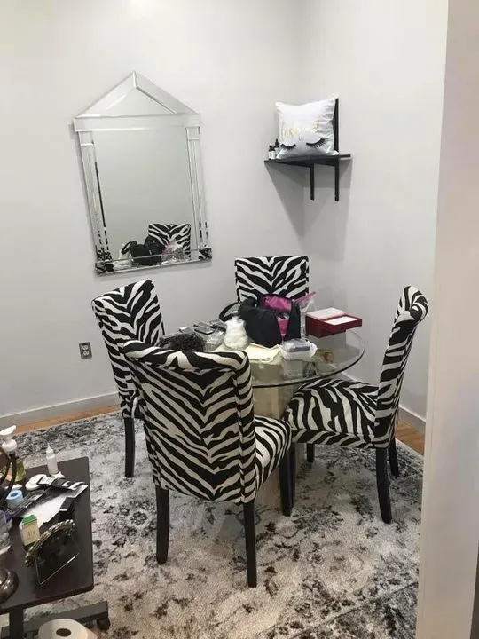 https://cdn.salonspotlight.com/photos/JYDBlo8apqyRhNxRhpBc/11f58206-9c49-467d-a5d4-061559e5989c_720x720