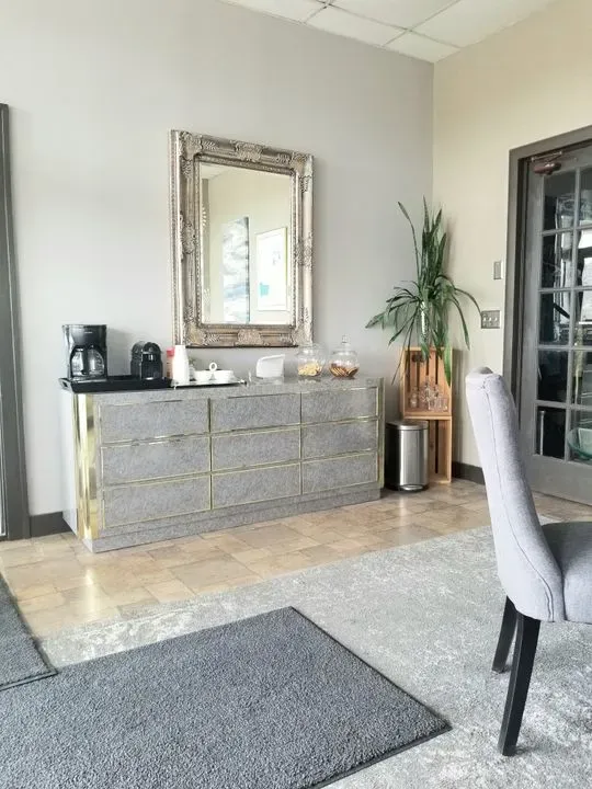 https://cdn.salonspotlight.com/photos/JYDBlo8apqyRhNxRhpBc/5af6bbfd-eda9-49d6-99e2-753ab618b9c5_720x720