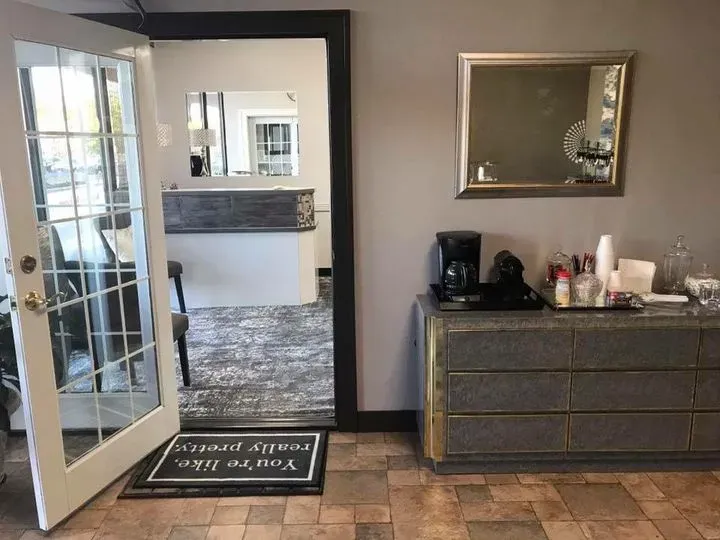 https://cdn.salonspotlight.com/photos/JYDBlo8apqyRhNxRhpBc/c5a9eaca-3e70-4922-9a56-a430db58a1e3_720x720