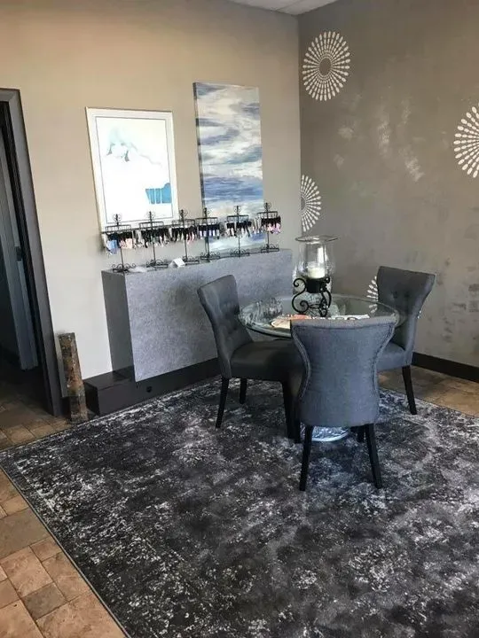 https://cdn.salonspotlight.com/photos/JYDBlo8apqyRhNxRhpBc/e6c6013f-6aef-425a-bcbe-f7752dfc846c_720x720