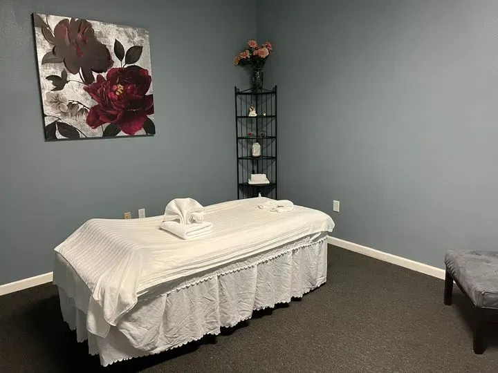 https://cdn.salonspotlight.com/photos/JYET74McLds529AiSW4I/47eb3871-8b55-4824-b4c8-44fd8e694323_720x720