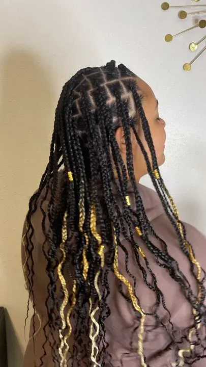https://cdn.salonspotlight.com/photos/JYJu9zVOzaDmt5gWvnck/2403b90b-074c-420e-a4e0-46b41b4c3543_720x720