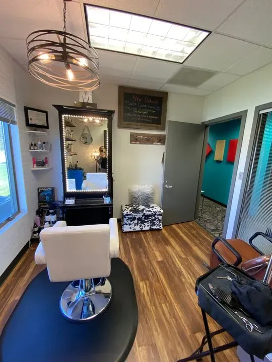 https://cdn.salonspotlight.com/photos/JdKYr8dNqqfyrtIVB0Po/eee15cd5-3e65-443a-9d56-4efac3b4a5d0_720x720