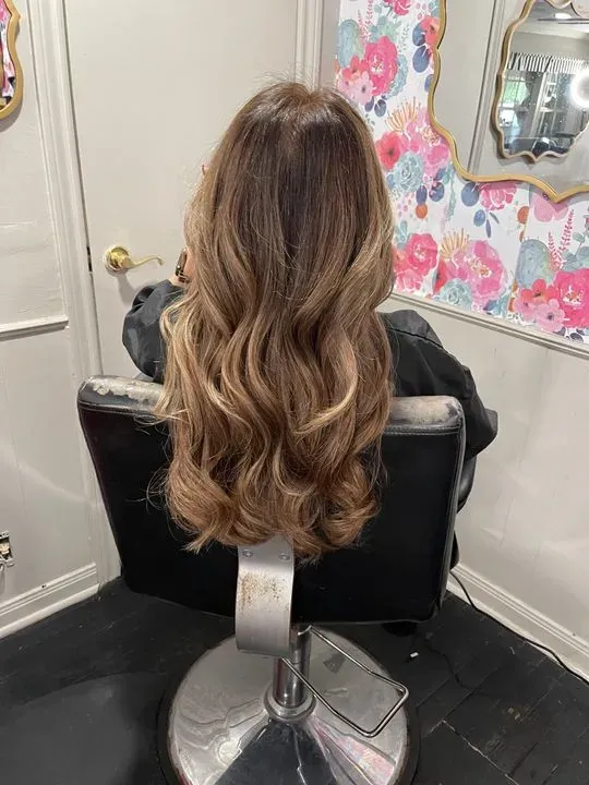 https://cdn.salonspotlight.com/photos/JlShlEnzRYOFbLTnhHg8/6fae15a6-3a10-427e-b9fc-072dcca8a341_720x720