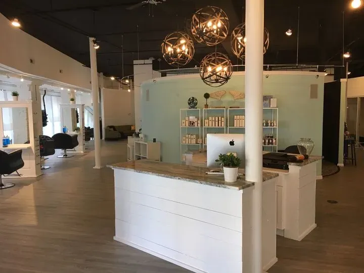 https://cdn.salonspotlight.com/photos/JmCdmylNTmXMdP0dS6nD/5614c382-d994-4a4c-9a94-b8976c0e2094_720x720