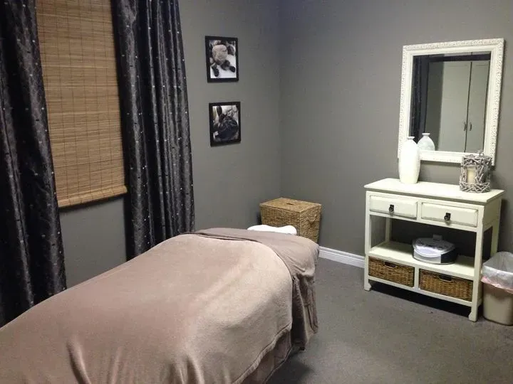 https://cdn.salonspotlight.com/photos/JnscnSOSy2A4VJJ2WWYn/89a7365d-9ceb-4826-9fbf-920c64213005_720x720