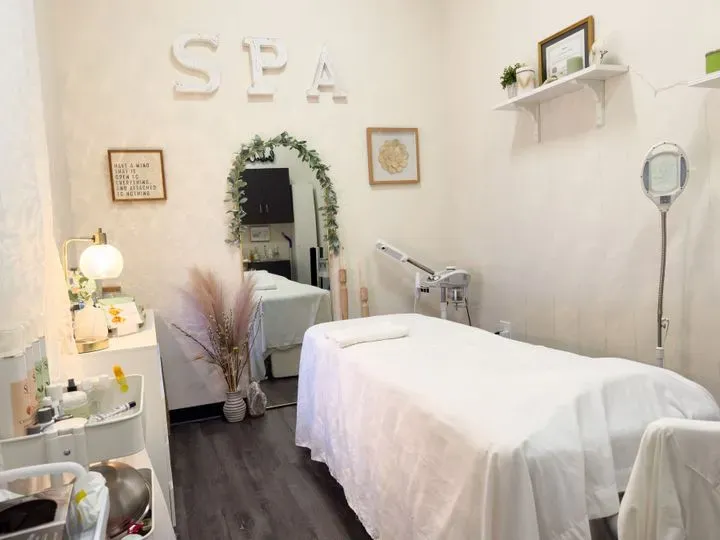 https://cdn.salonspotlight.com/photos/JoHBXUk6Dx0xKdLjTfna/77e58fdd-a263-4a1a-88a3-9c2678119468_720x720