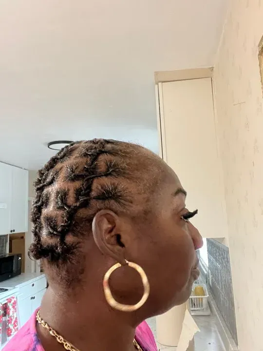 https://cdn.salonspotlight.com/photos/JocUPbQzne0TRAqhXWCm/8d342e36-0cbb-465e-915a-1eacbf61cd3e_720x720