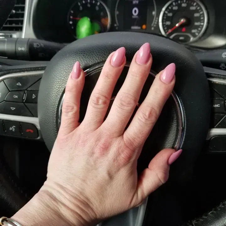 https://cdn.salonspotlight.com/photos/Jq0VePnCKg7JthsNMFPm/00600e8d-d581-4f5f-939a-3903b78b4ac5_720x720