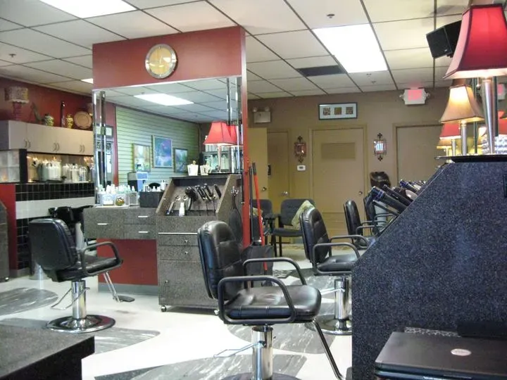 https://cdn.salonspotlight.com/photos/JsIe9s30KMeIbrPdoIUs/d8c9fc88-0725-4bc0-8b40-c0bb5e950d72_720x720