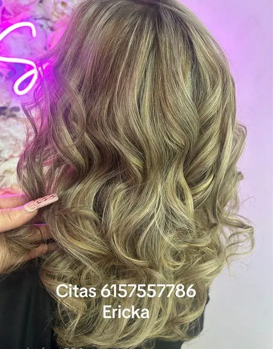https://cdn.salonspotlight.com/photos/Jsp0EvEbV2gseGOgRuTa/fcc6cf2d-971c-46aa-9696-543e00ce0af6_720x720
