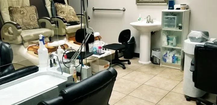 https://cdn.salonspotlight.com/photos/JttH5Hvj9Hn8efMc0rZr/c72343eb-c629-43ac-847b-d76cc14fa2a0_720x720