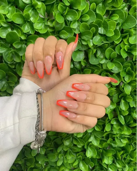 https://cdn.salonspotlight.com/photos/JussyqNtKkfI7lOUD6y9/88ffc6b0-9922-46b9-b825-16ed01819e20_720x720