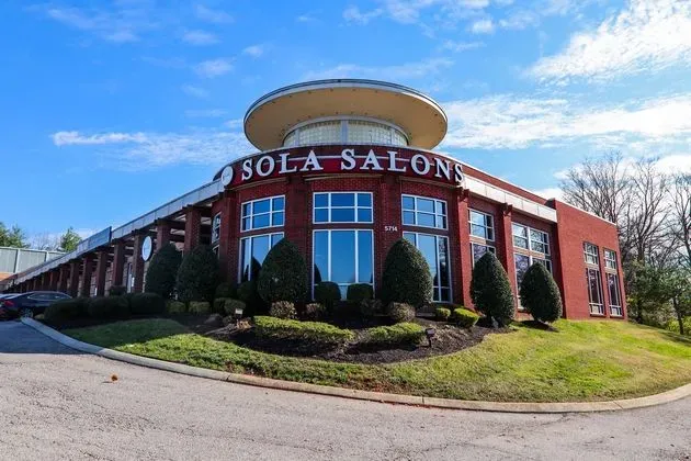https://cdn.salonspotlight.com/photos/JuuBThdyLa2QMLRan5WY/75bdfdcc-03d6-4efc-a43a-0f9726aaf0f4_720x720