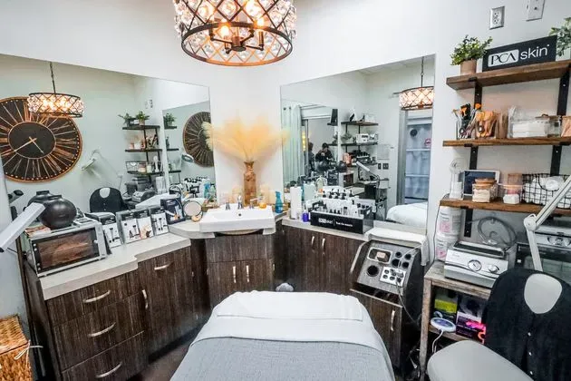https://cdn.salonspotlight.com/photos/JuuBThdyLa2QMLRan5WY/77f77b08-72d1-4ad0-83bf-c05f7716c904_720x720