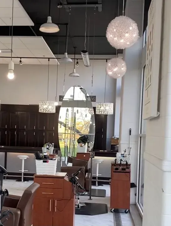 https://cdn.salonspotlight.com/photos/JwPUAycmb7gbKgSfN5EQ/c76e8697-4d7e-4be6-bc79-3f38296eca4a_720x720