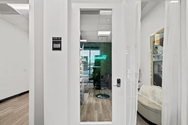 https://cdn.salonspotlight.com/photos/JyokYQEfh5sbofMIYBrA/d9c13b94-6134-4f31-a47a-6f73bf744053_720x720