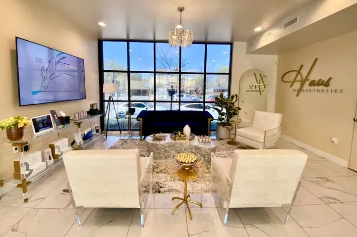 https://cdn.salonspotlight.com/photos/K15FdxDNBPFwnWWAfDfL/148105a7-d792-449b-b053-d0a170b4e681_720x720