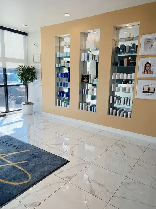 https://cdn.salonspotlight.com/photos/K15FdxDNBPFwnWWAfDfL/920dad67-14bd-42d9-8bcb-fd7f6272e645_720x720