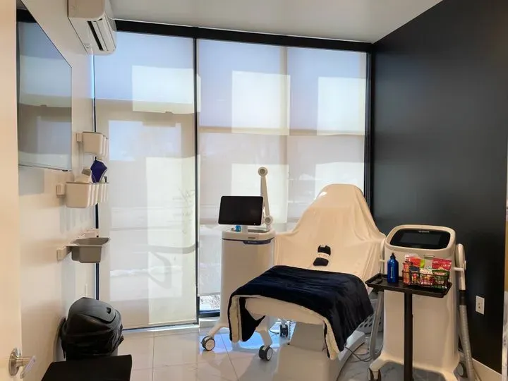 https://cdn.salonspotlight.com/photos/K15FdxDNBPFwnWWAfDfL/e778c7b6-c302-41de-ad54-361c59ef0885_720x720