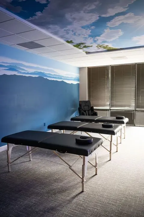 https://cdn.salonspotlight.com/photos/K1HYuFfX78tilFYPKMJF/09e5fcd5-4b4a-4e78-9281-5eb904da3052_720x720