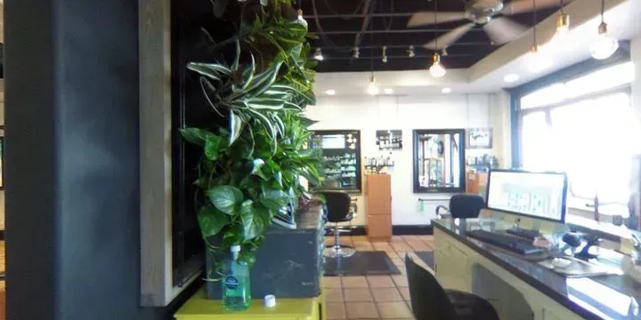 https://cdn.salonspotlight.com/photos/K1lzgH8bqnLCtYksUJ3C/6fd562f5-7742-4286-95d6-cdb79369259d_720x720
