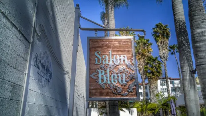 https://cdn.salonspotlight.com/photos/K1lzgH8bqnLCtYksUJ3C/912bd392-6f01-40c6-a21a-be46d1f26654_720x720