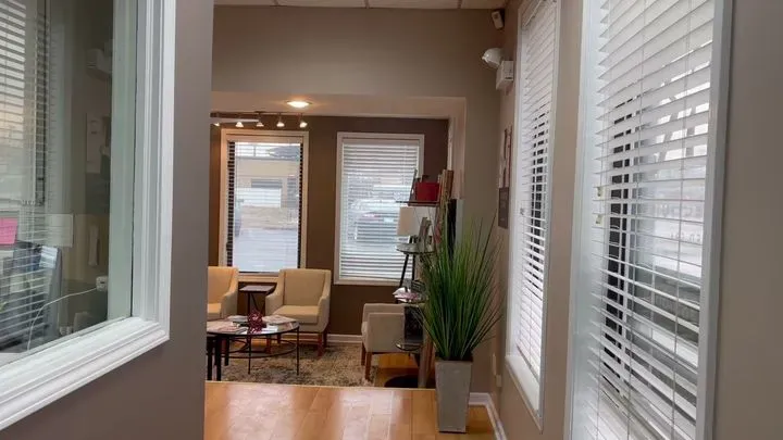 https://cdn.salonspotlight.com/photos/K3eHULrewRKod8Bqer8n/15b6f275-66a1-47c7-a344-e8c5cc86fed4_720x720