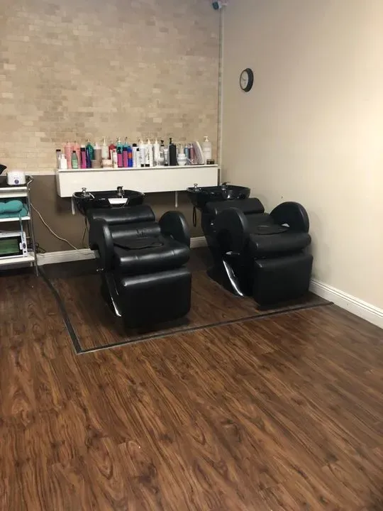 https://cdn.salonspotlight.com/photos/K5W2gbNwfrifHOg6grof/333d8f4b-2ce5-4a3a-add7-aff69e50ffce_720x720