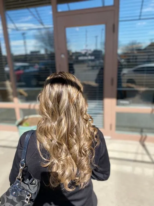 https://cdn.salonspotlight.com/photos/K5W2gbNwfrifHOg6grof/d18177b1-9731-48c8-9f3a-622bd9d7072a_720x720