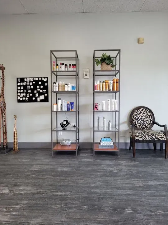 https://cdn.salonspotlight.com/photos/K76uSLlcIwNyaFuKBcyv/1d0f23a8-f9bd-4f8b-a4aa-bdc40a37a90f_720x720