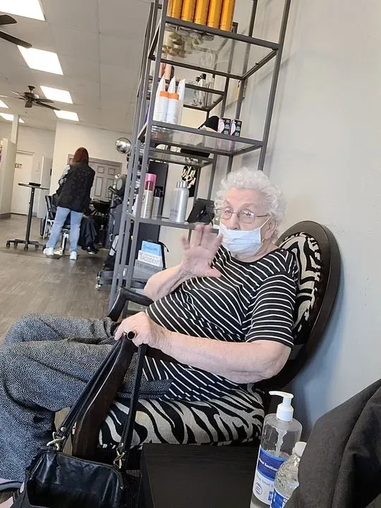 https://cdn.salonspotlight.com/photos/K76uSLlcIwNyaFuKBcyv/96fbdbe5-3c59-4658-a478-4d2ab689e796_720x720