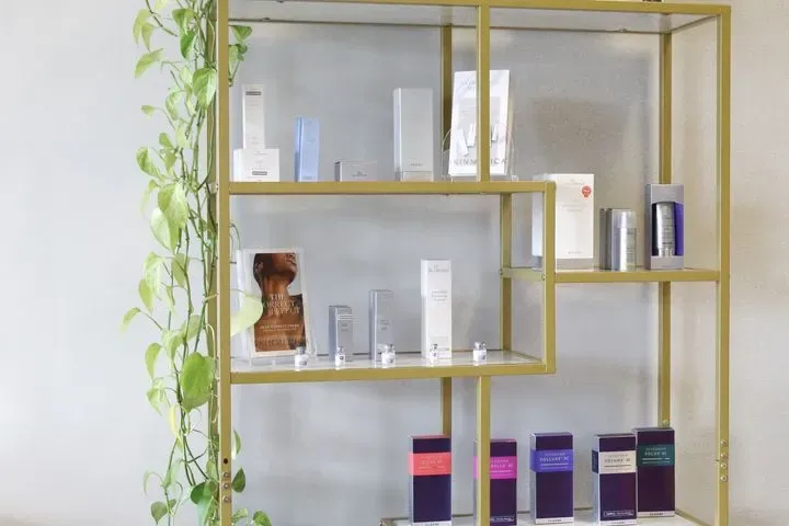 https://cdn.salonspotlight.com/photos/K7jaUisUezFTg0RUPw8t/9f43ba3b-a00d-4477-9a67-a25263b08a72_720x720