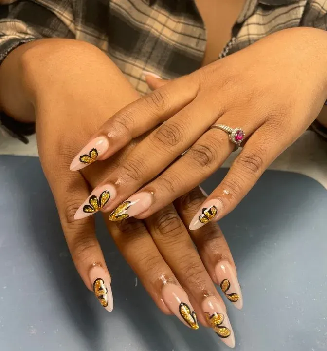 https://cdn.salonspotlight.com/photos/KA8dfaBkkMSOgxpqKmPV/16eddd58-6100-48e5-b4ef-e0f464bfbb47_720x720