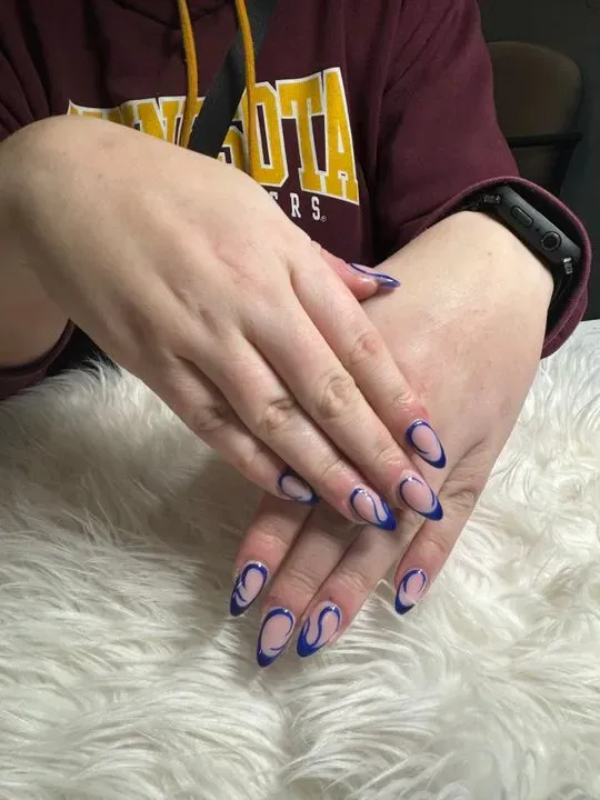 https://cdn.salonspotlight.com/photos/KA8dfaBkkMSOgxpqKmPV/3f5983b6-74aa-41eb-9274-d2501f19ebf1_720x720