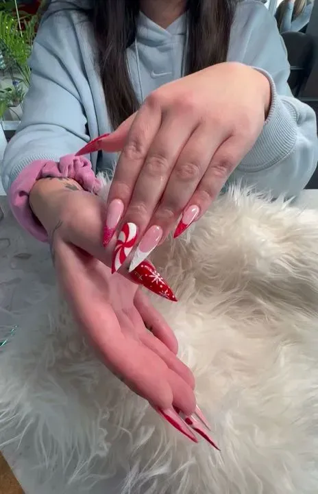 https://cdn.salonspotlight.com/photos/KA8dfaBkkMSOgxpqKmPV/a2726870-1dee-47ba-bcb2-c6f32698e1b8_720x720