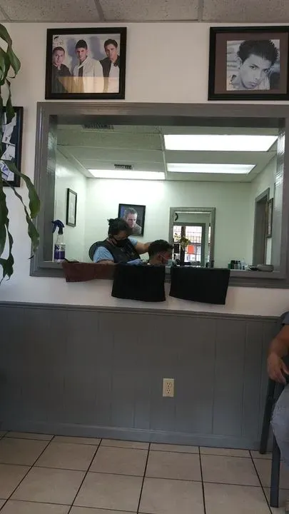 https://cdn.salonspotlight.com/photos/KAHvG4dps0LlsxWFL4uX/4bbdaf76-aca8-4212-9d0f-523fff7ae222_720x720