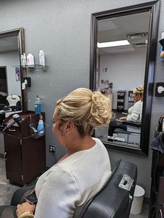 https://cdn.salonspotlight.com/photos/KAgj5AR3geT9ifHK8bzY/1c827e3b-9c34-4bc3-b9c9-258590327b74_720x720