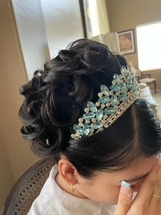 https://cdn.salonspotlight.com/photos/KAgj5AR3geT9ifHK8bzY/93053370-7a27-459e-b9fc-35df79a05a2b_720x720