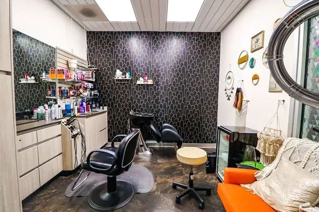 https://cdn.salonspotlight.com/photos/KE6t07byCg6jHoo4Xjz0/7486b412-98dc-408d-9848-00dd36bbce73_720x720