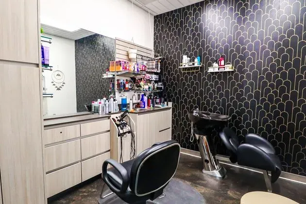 https://cdn.salonspotlight.com/photos/KE6t07byCg6jHoo4Xjz0/7cb271f2-e66e-48a0-b4d6-9812058ac3b0_720x720