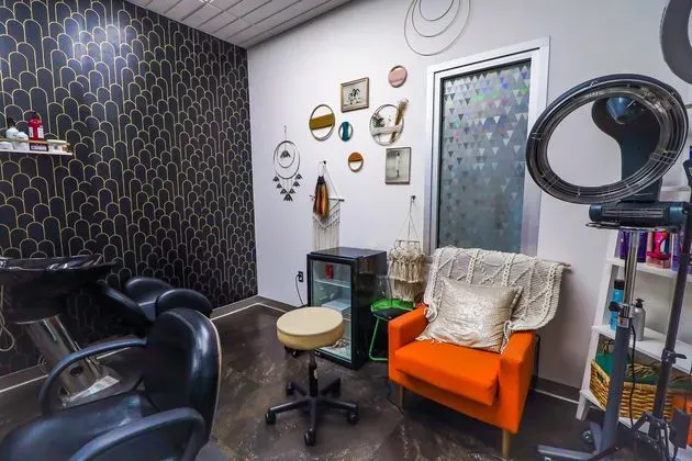 https://cdn.salonspotlight.com/photos/KE6t07byCg6jHoo4Xjz0/f0061d08-4584-456d-a8e2-4a17dfe6bd01_720x720
