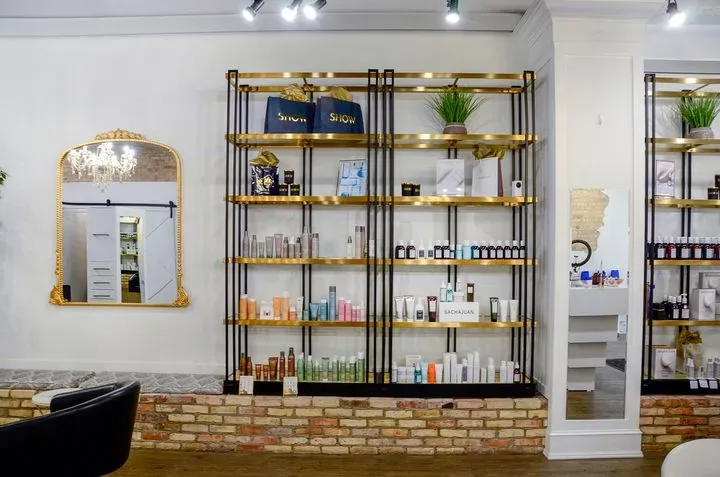 https://cdn.salonspotlight.com/photos/KF03hAXPfiEuo9kS566X/90e31f57-a367-444c-9eff-b26f82b41bbf_720x720