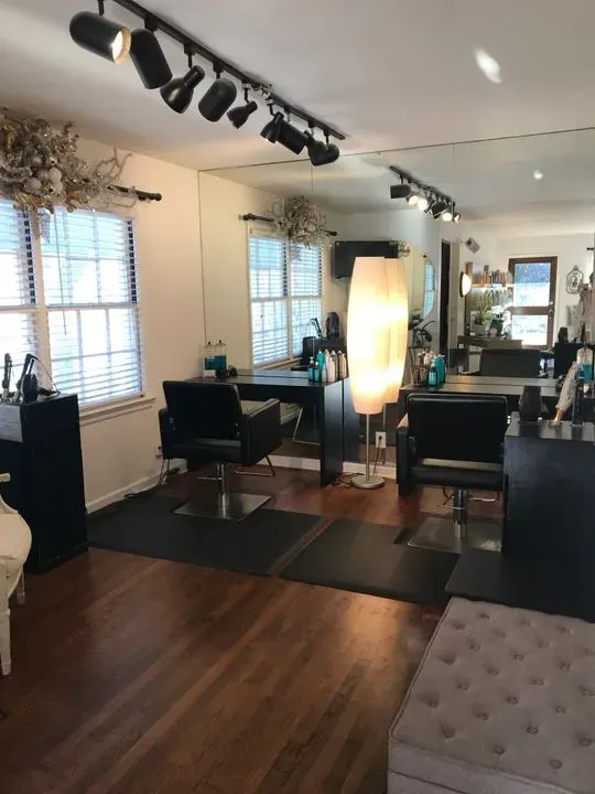 https://cdn.salonspotlight.com/photos/KFOVgrp8xHarS1mEryA3/117e67fa-0ac9-4126-ac87-dd593870dfe9_720x720