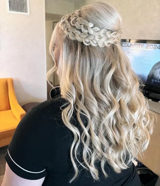 https://cdn.salonspotlight.com/photos/KLxv99SleHwrS9cadCNm/70263f42-3143-42cc-8afc-a59762df2385_720x720
