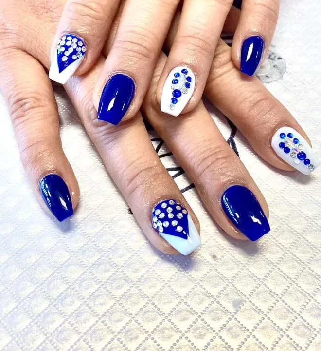 https://cdn.salonspotlight.com/photos/KPNvIdRXovwVxgDoCSjE/fcdf2671-406e-4e30-86c9-6d7485af41ba_720x720